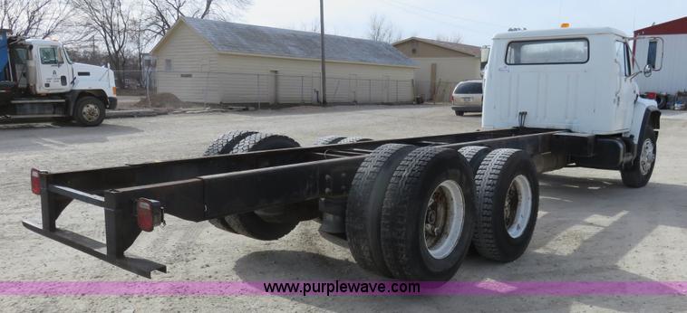 image for item K7244 1986 International 1954 cab and chassis