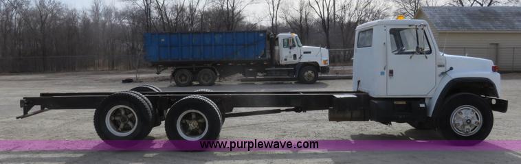 image for item K7244 1986 International 1954 cab and chassis