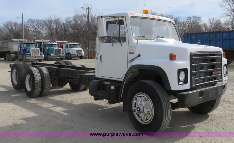 image for item K7244 1986 International 1954 cab and chassis