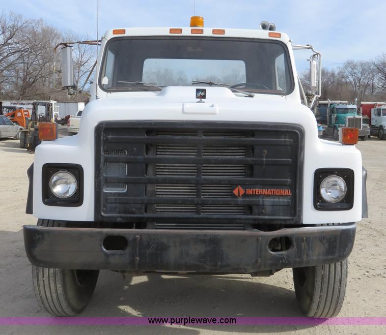 image for item K7244 1986 International 1954 cab and chassis