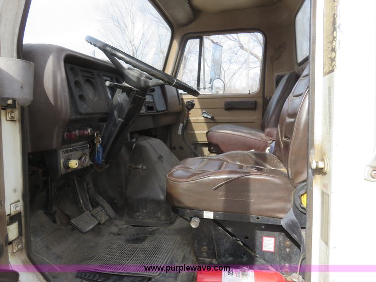 image for item K7244 1986 International 1954 cab and chassis