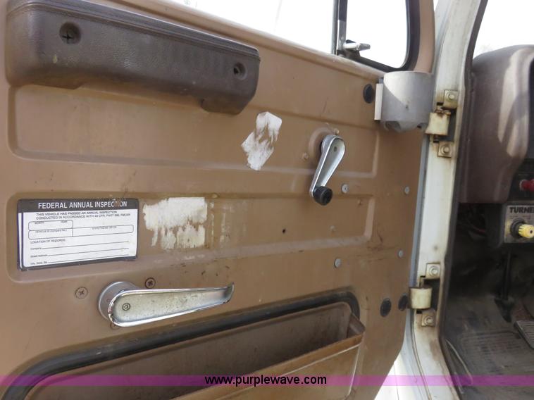 image for item K7244 1986 International 1954 cab and chassis