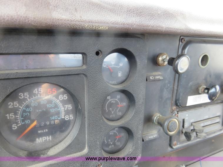 image for item K7244 1986 International 1954 cab and chassis