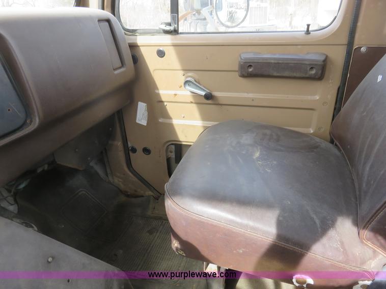 image for item K7244 1986 International 1954 cab and chassis