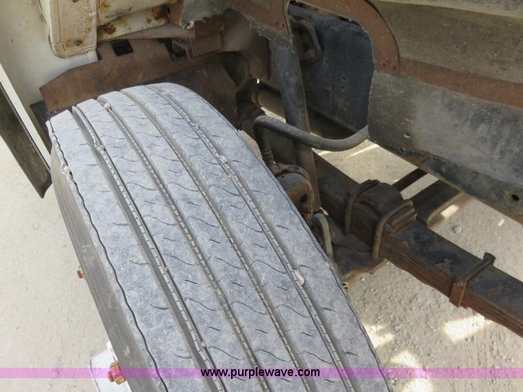 image for item K7244 1986 International 1954 cab and chassis