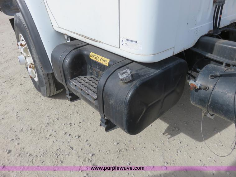 image for item K7244 1986 International 1954 cab and chassis