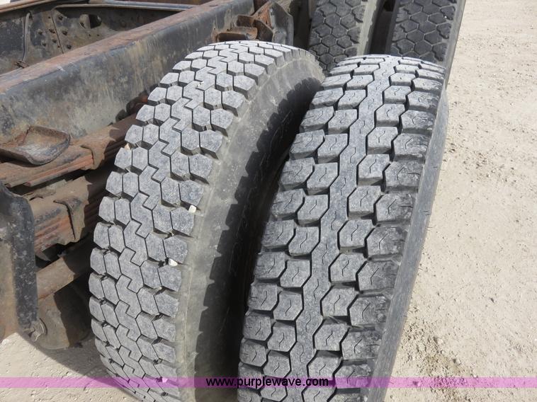 image for item K7244 1986 International 1954 cab and chassis