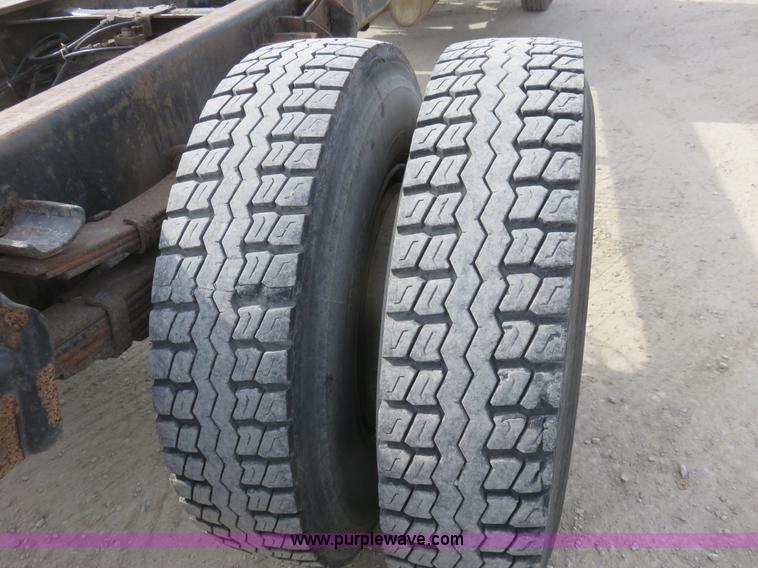 image for item K7244 1986 International 1954 cab and chassis