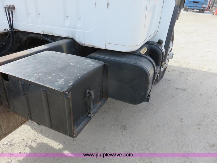 image for item K7244 1986 International 1954 cab and chassis