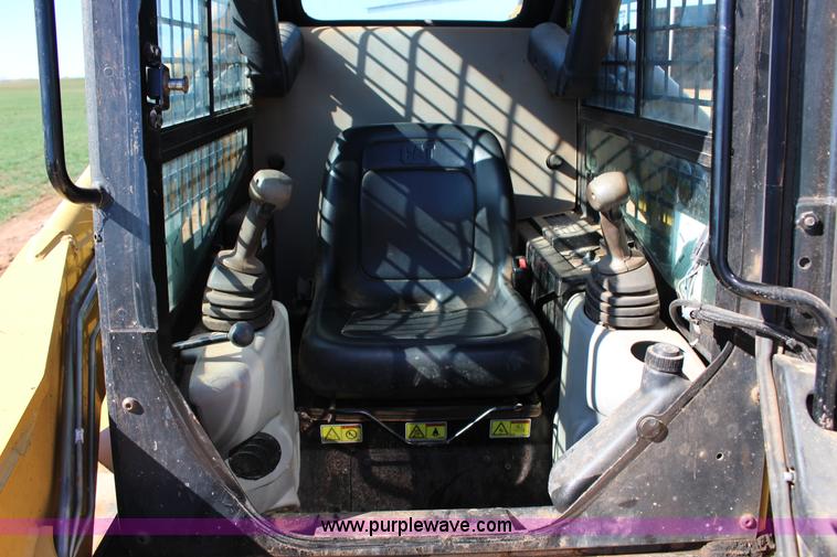 image for item L6596 2006 Caterpillar 268B skid steer