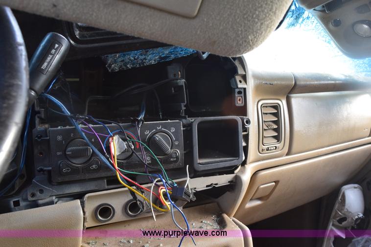 image for item E6113 2002 Chevrolet Tahoe SUV