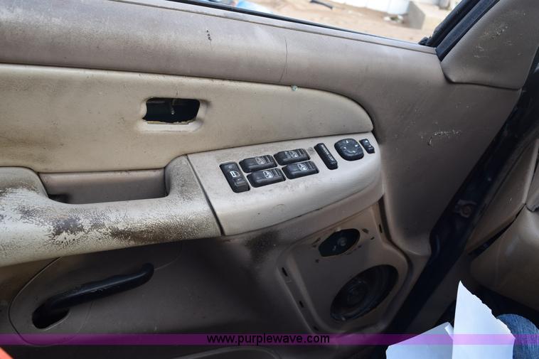 image for item E6113 2002 Chevrolet Tahoe SUV