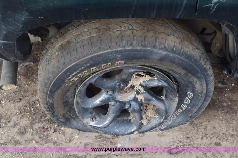 image for item E6113 2002 Chevrolet Tahoe SUV