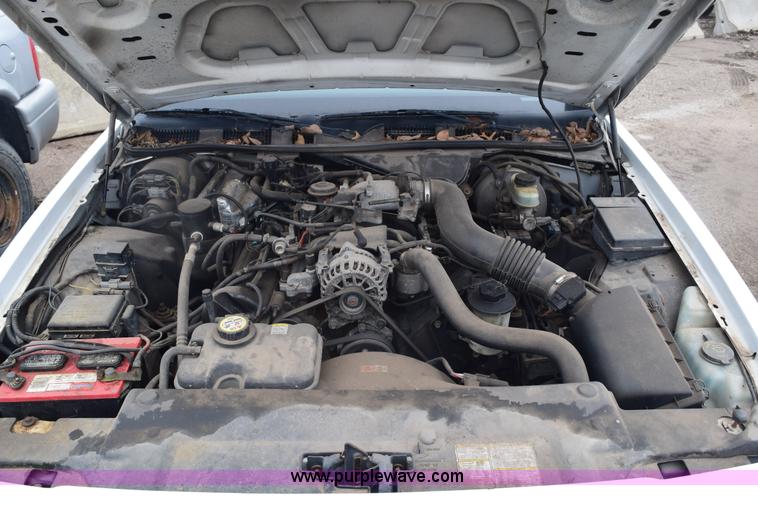 image for item E6129 2001 Ford Crown Victoria