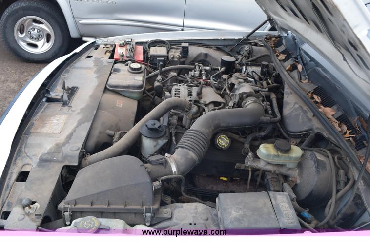 image for item E6129 2001 Ford Crown Victoria