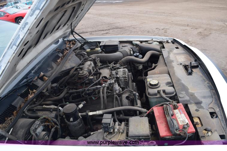 image for item E6129 2001 Ford Crown Victoria
