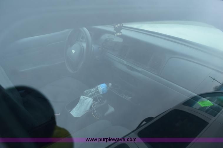 image for item E6129 2001 Ford Crown Victoria