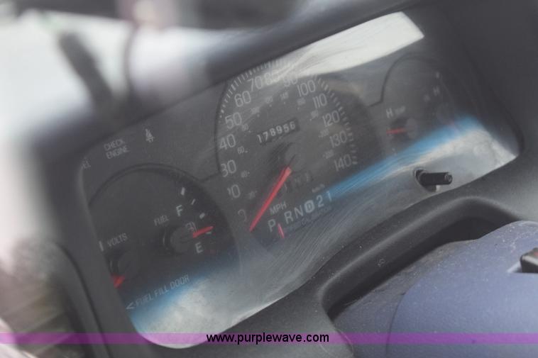 image for item E6129 2001 Ford Crown Victoria