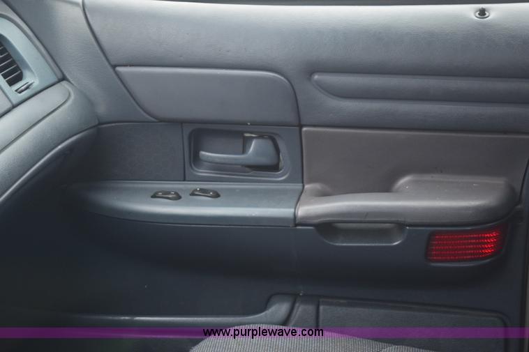 image for item E6129 2001 Ford Crown Victoria