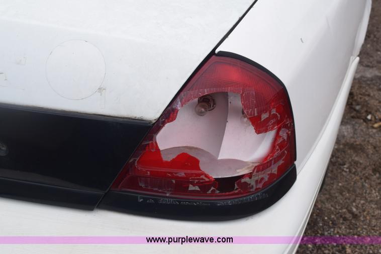 image for item E6129 2001 Ford Crown Victoria