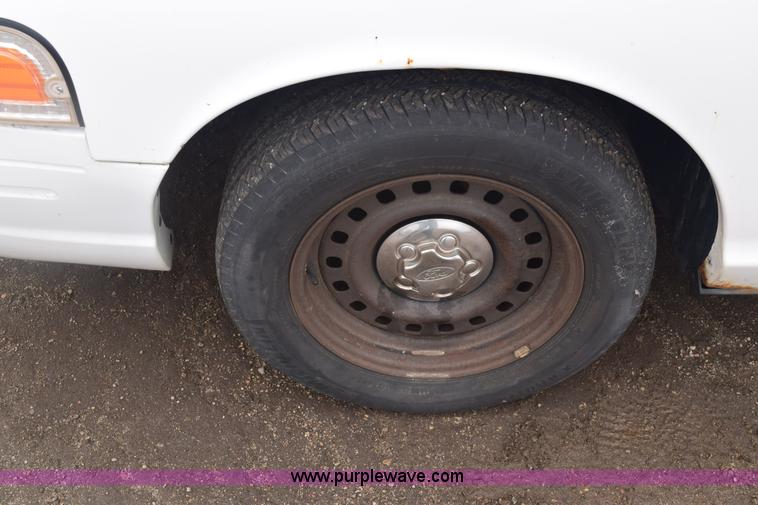 image for item E6129 2001 Ford Crown Victoria