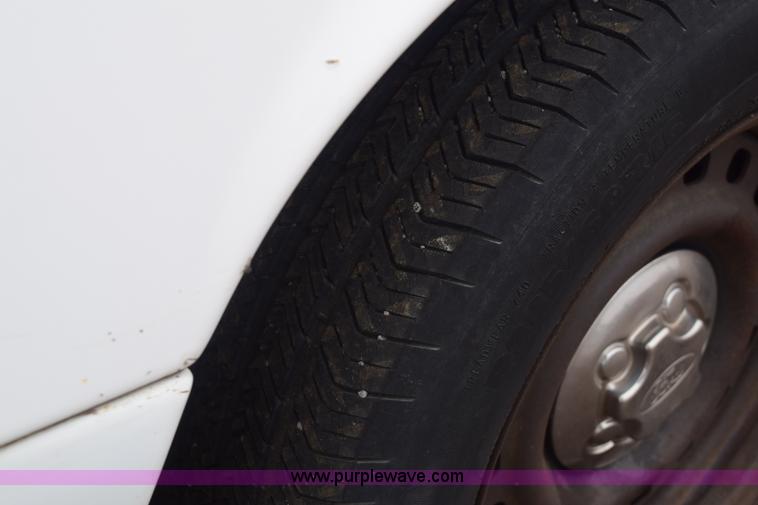 image for item E6129 2001 Ford Crown Victoria