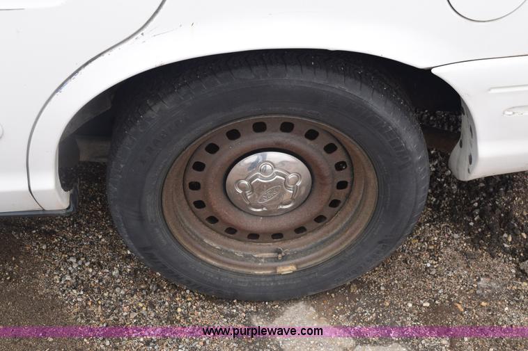 image for item E6129 2001 Ford Crown Victoria
