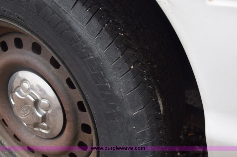 image for item E6129 2001 Ford Crown Victoria