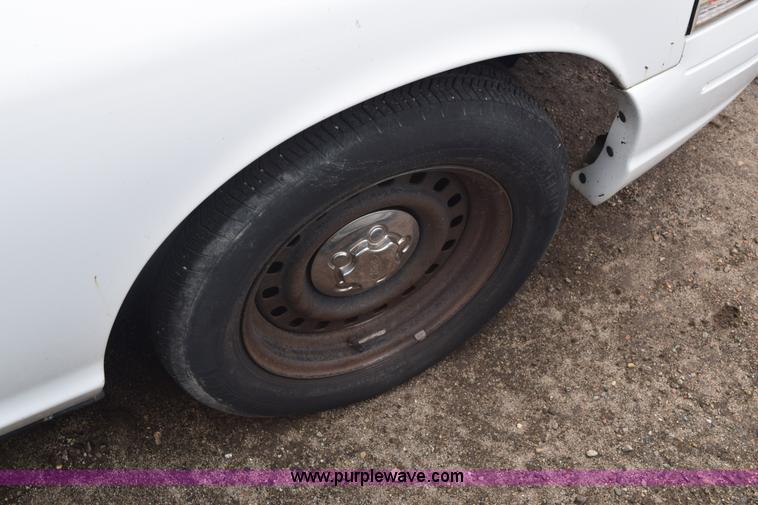 image for item E6129 2001 Ford Crown Victoria