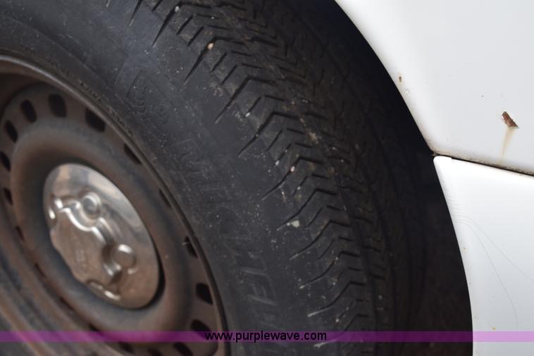 image for item E6129 2001 Ford Crown Victoria