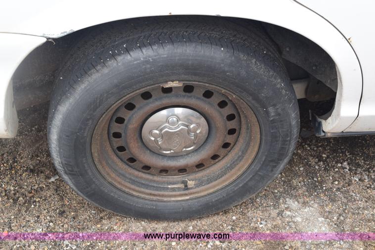 image for item E6129 2001 Ford Crown Victoria