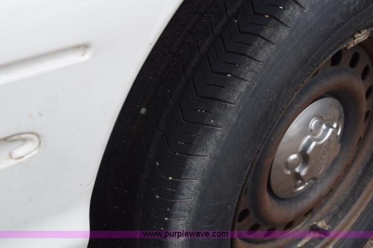 image for item E6129 2001 Ford Crown Victoria