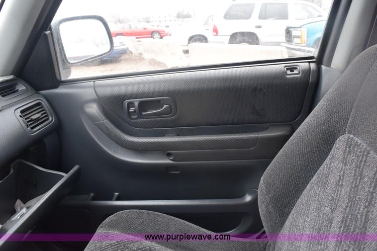 image for item E6131 2001 Honda CR-V LX SUV