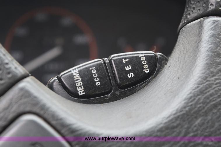 image for item E6131 2001 Honda CR-V LX SUV