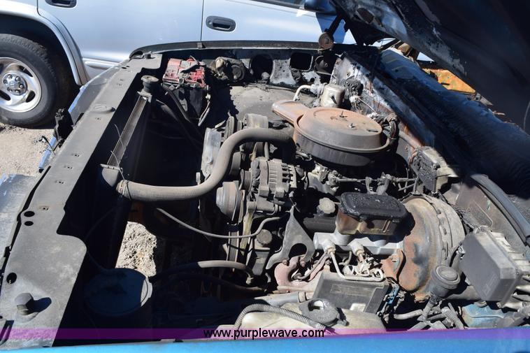 image for item E6162 1992 GMC Sierra 1500 pickup truck