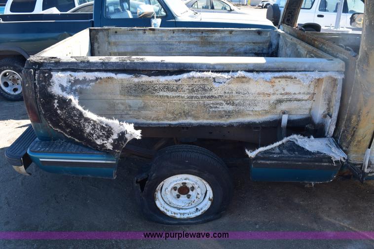 image for item E6162 1992 GMC Sierra 1500 pickup truck