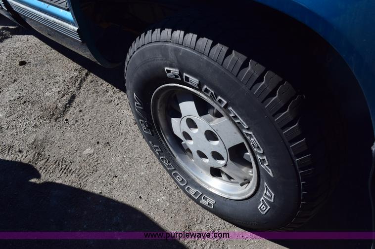 image for item E6162 1992 GMC Sierra 1500 pickup truck