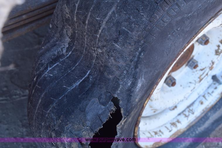 image for item E6162 1992 GMC Sierra 1500 pickup truck