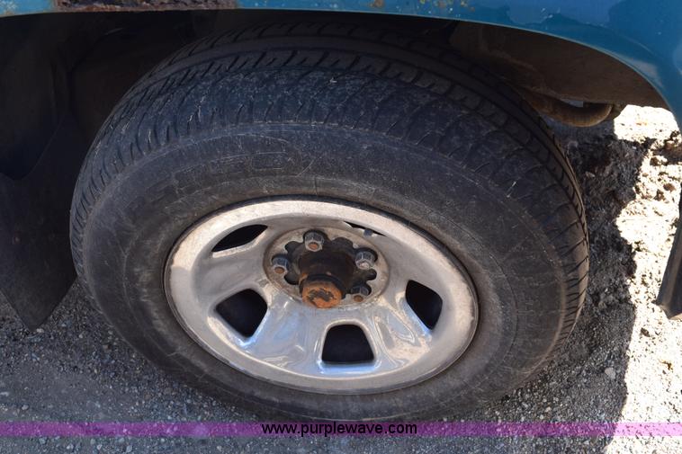 image for item E6162 1992 GMC Sierra 1500 pickup truck