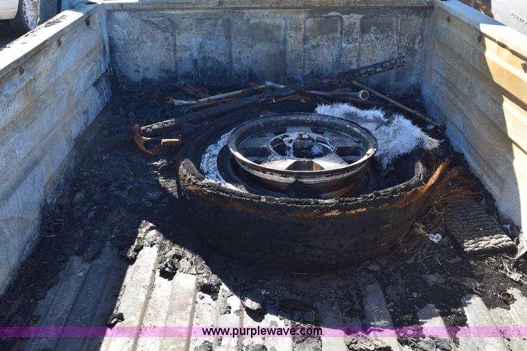 image for item E6162 1992 GMC Sierra 1500 pickup truck