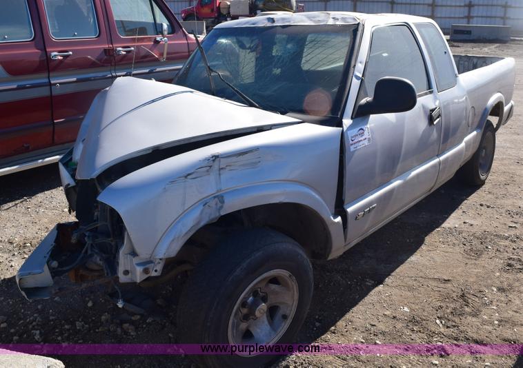 image for item E6168 1995 Chevrolet S10 pickup truck
