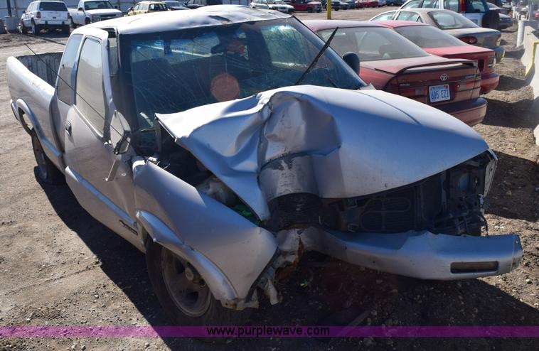 image for item E6168 1995 Chevrolet S10 pickup truck