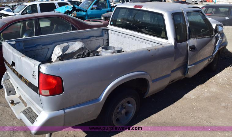 image for item E6168 1995 Chevrolet S10 pickup truck