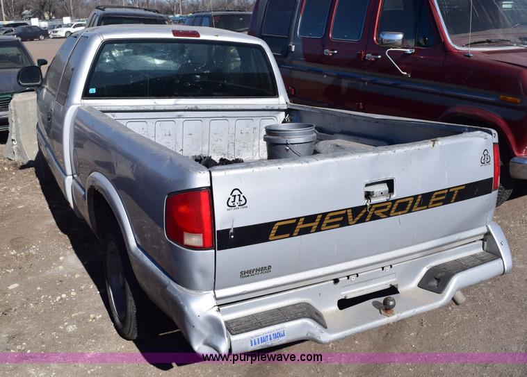 image for item E6168 1995 Chevrolet S10 pickup truck