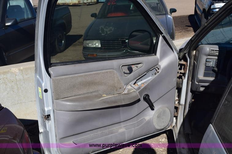 image for item E6168 1995 Chevrolet S10 pickup truck