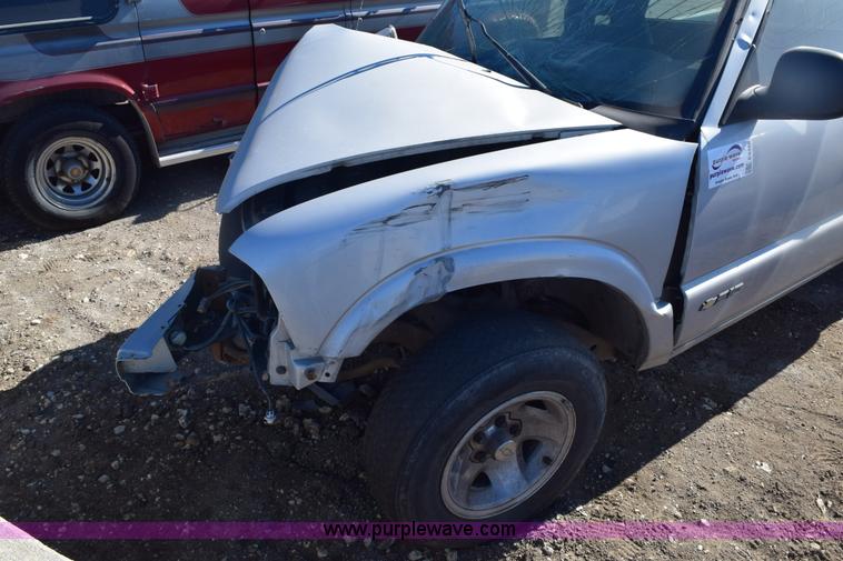 image for item E6168 1995 Chevrolet S10 pickup truck