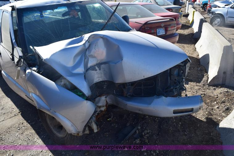 image for item E6168 1995 Chevrolet S10 pickup truck