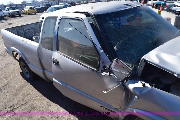 image for item E6168 1995 Chevrolet S10 pickup truck