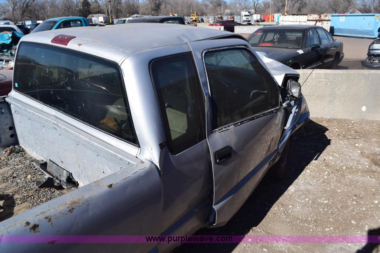 image for item E6168 1995 Chevrolet S10 pickup truck