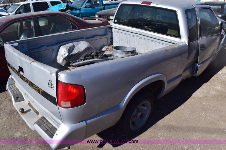 image for item E6168 1995 Chevrolet S10 pickup truck